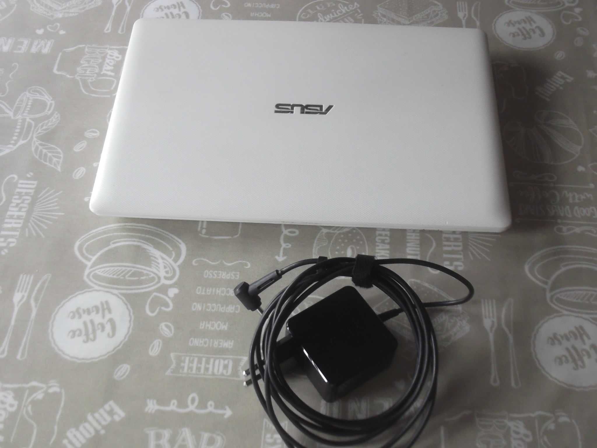 Продавам бял ноутбук ASUS F200 CA