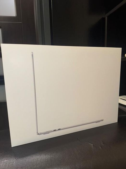 НОВ лаптоп Apple MacBook Air 2025 15-inch, M4 chip, 16GB RAM, 256GB