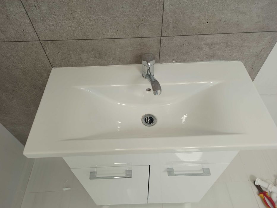 Шкаф за баня + мивка + смесител