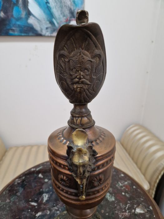 Рядка антикварна ренесансова бронзова кана с орнаменти