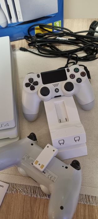 Playstation 4 Pro 1TB + 2 джойстика + Станция за зареждане + 3 игри
