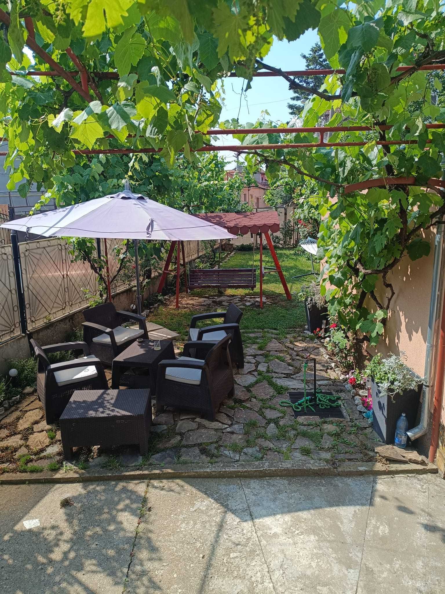 Apartement 3 camere la casa mobilat, utilat cu curte proprie