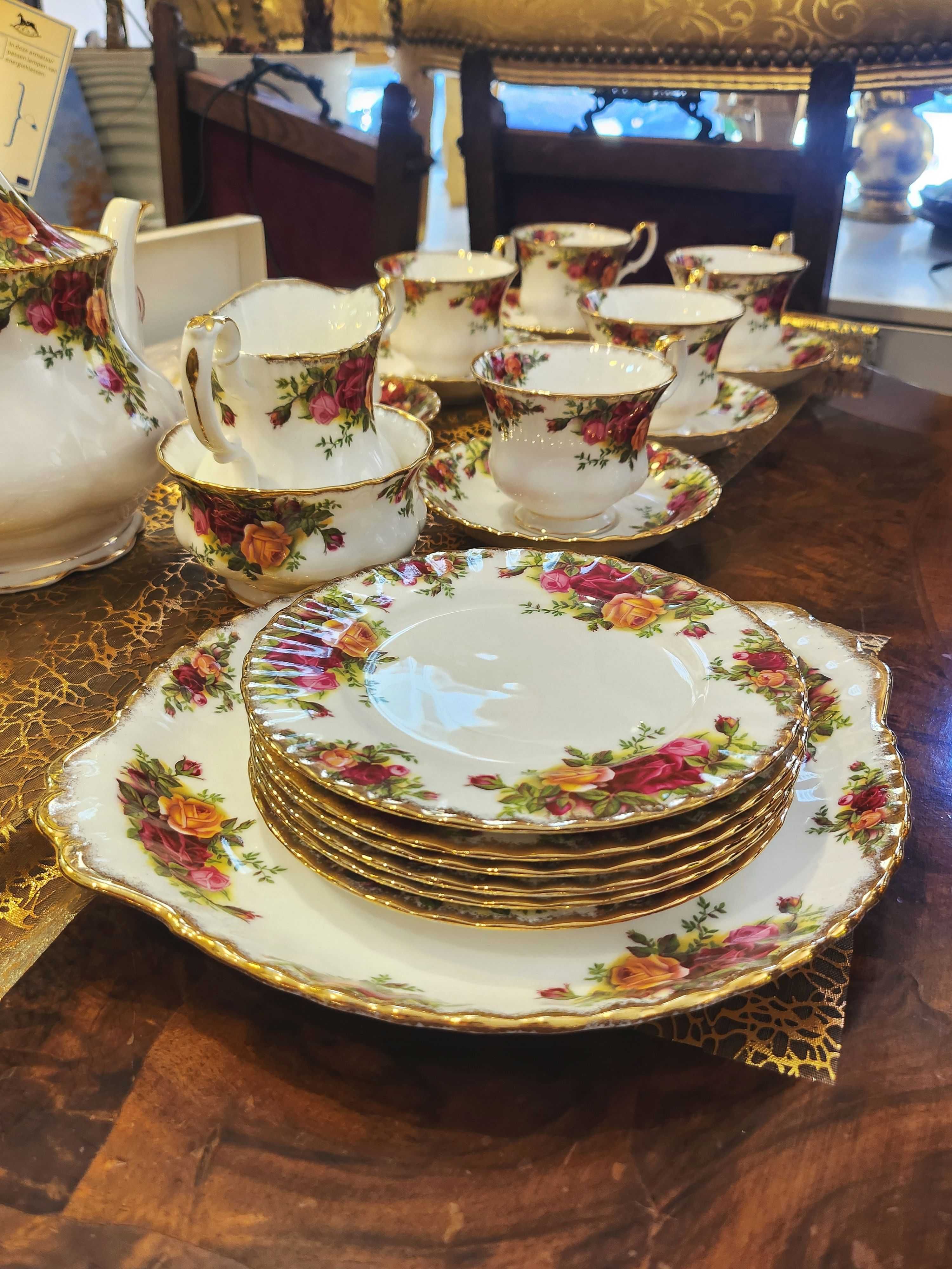 Луксозен сервиз Royal Albert Old Country Roses за 6 души, 50части