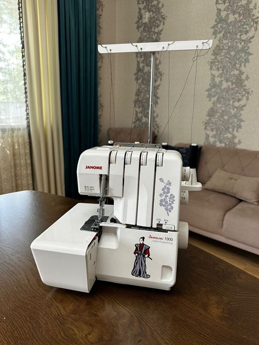 Оверлок швейная  машина