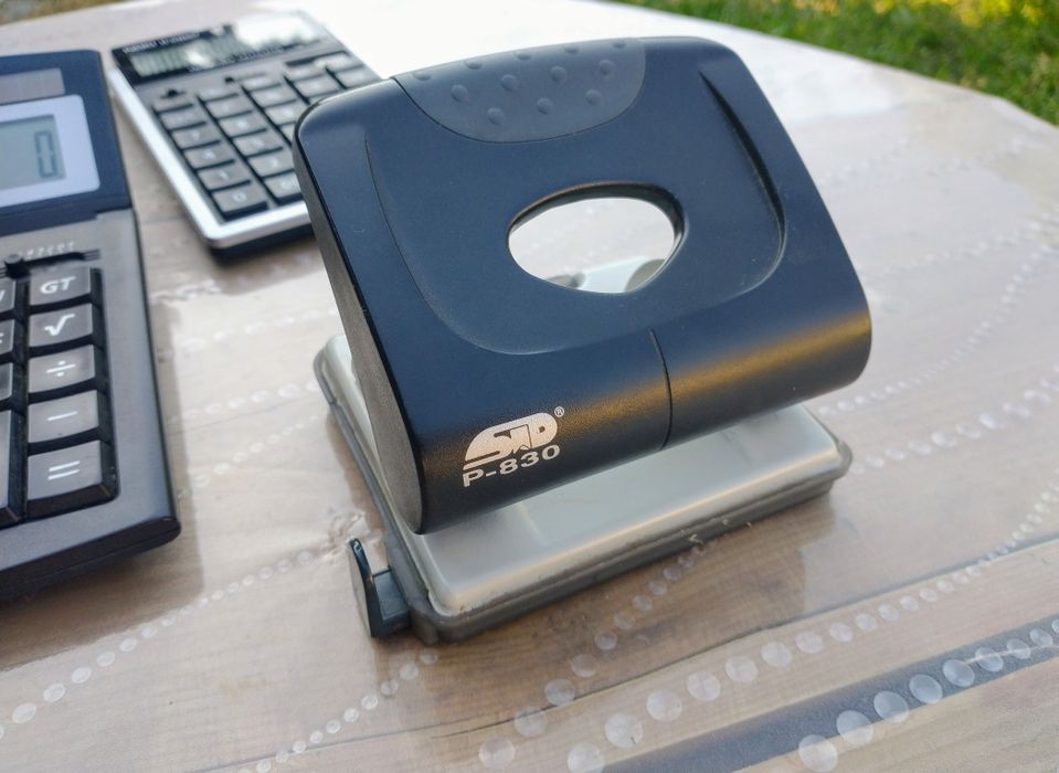 Set birotică: 2 calculatoare, 2 perforatoare, 1 capsator