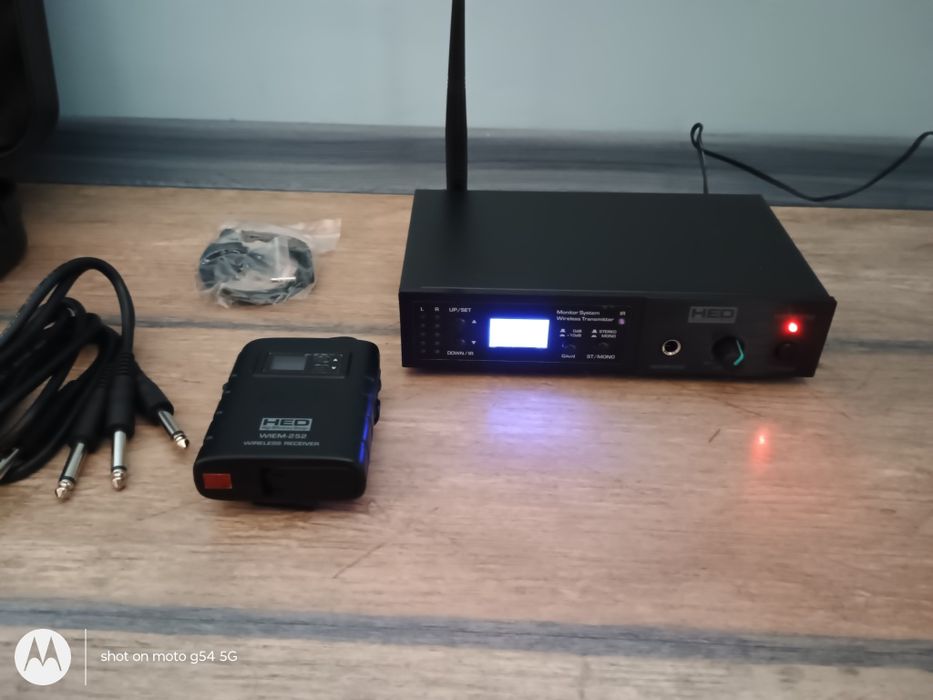 Пълен сет безжична In-Ear мониторна система HED,,с твърд кейс Wiem-252