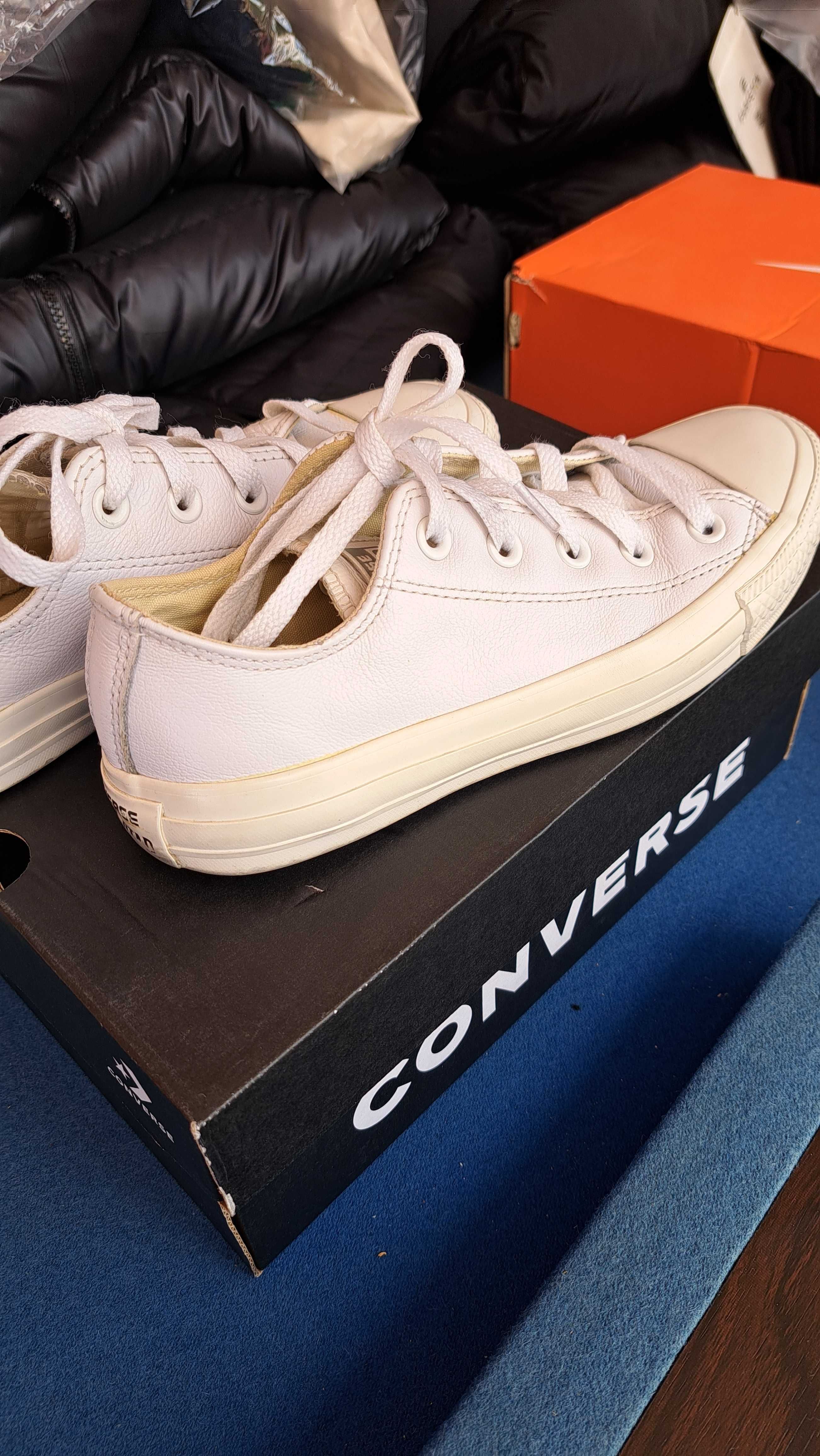Бели кецове Convers