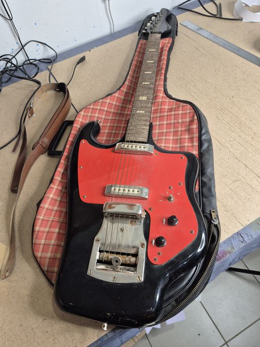 Винтажная электрогитара "Тоника". Конец 60-х годов.