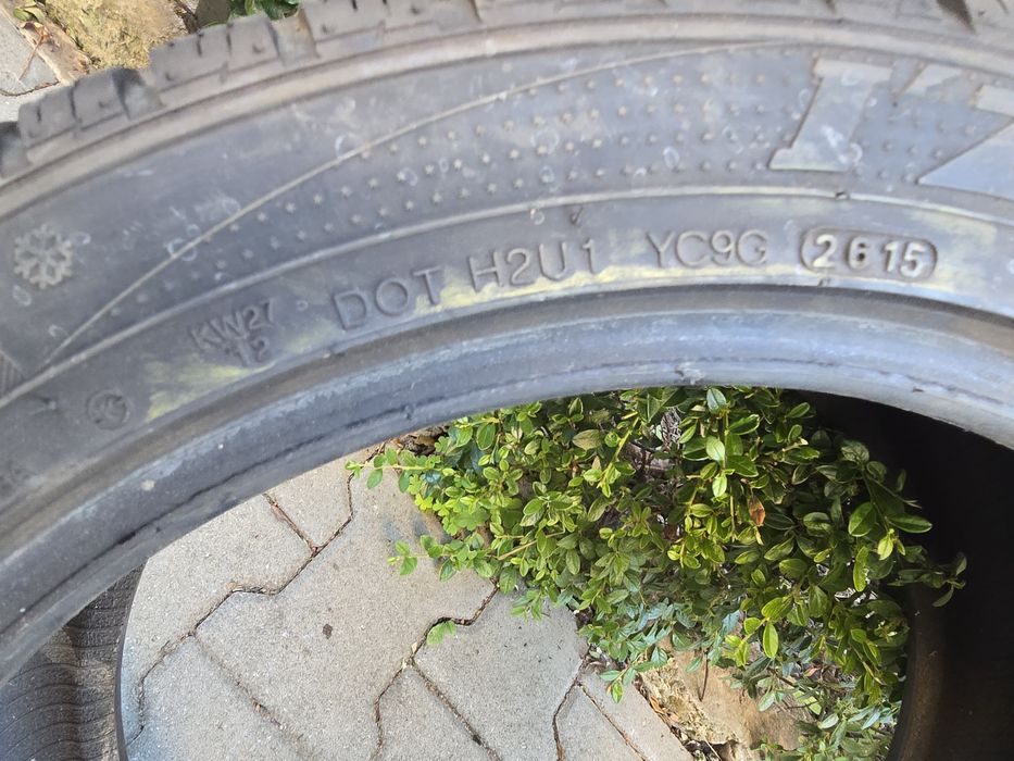 Два броя зимни гуми KUMHO IZEN KW27 225/45/17