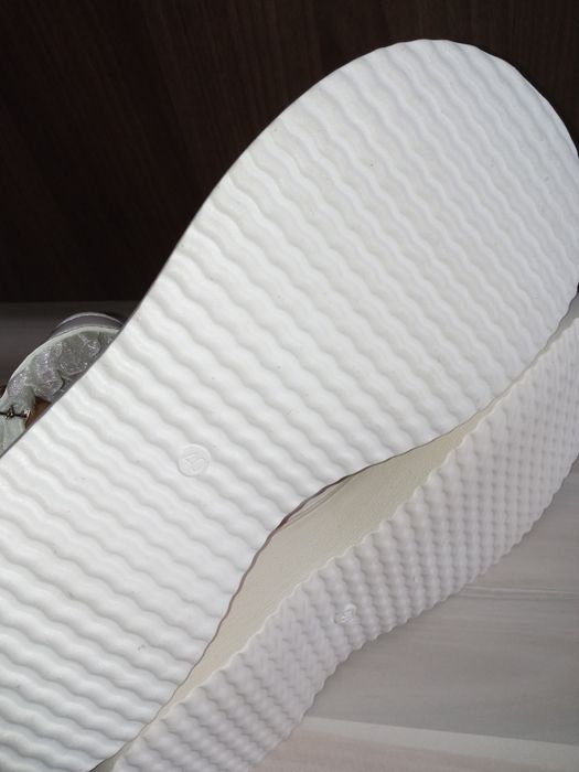 Бели лачени обувки