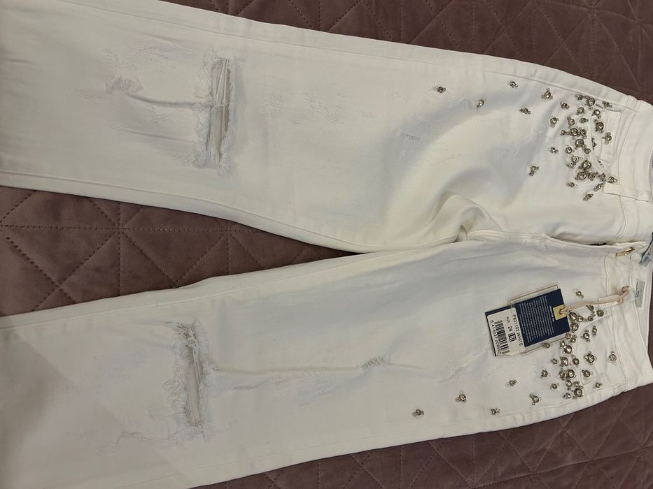 Бели дънки с камъни