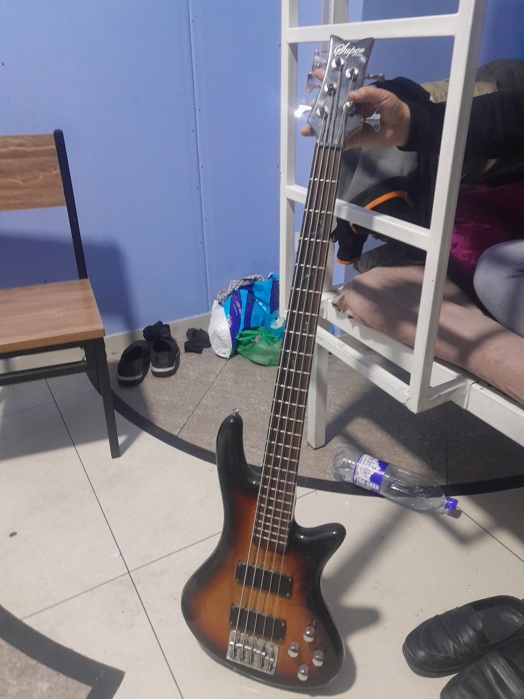 Elektr gitara oldigi rassiskisi