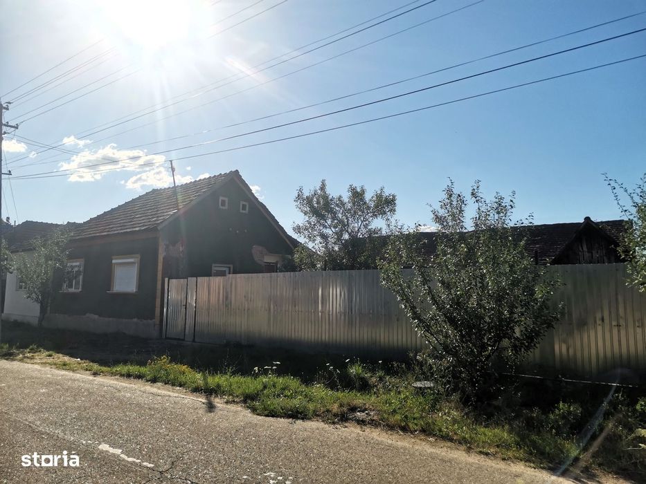 Casă de vânzare la țară cu teren generos