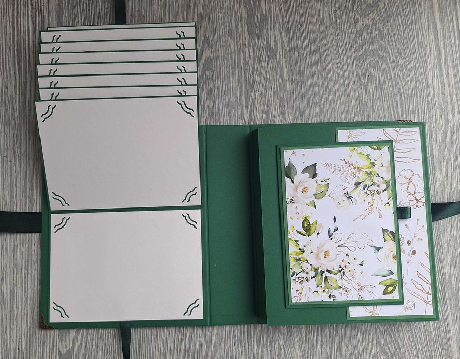 Скрапбук албум в зелено и бяло, с нежни рози, ръчна изработка /43.44