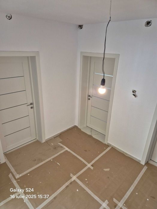 Montam geamuri și uși de interior și exterior