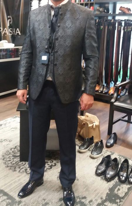 Costum mire impecabil.