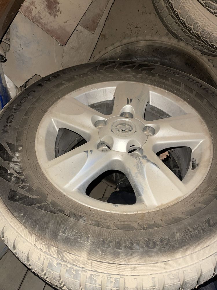 Джиптын аягы сатылады 285/60/r18  тек 3 аяк