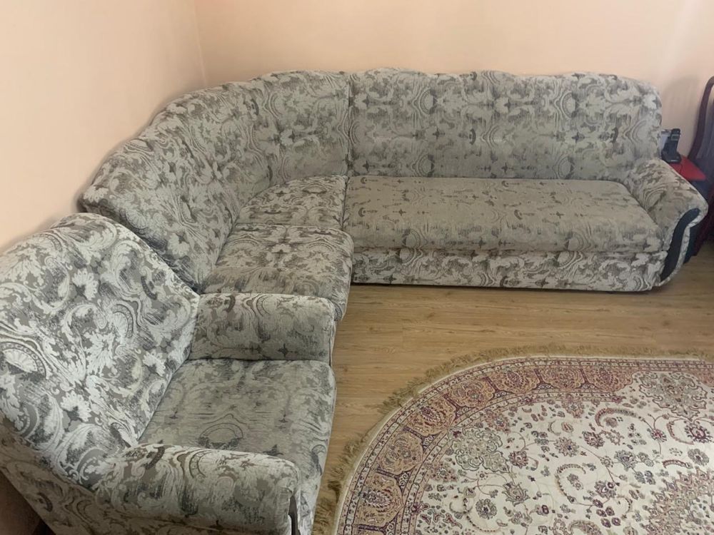 Диван с чехлом фиолетовым