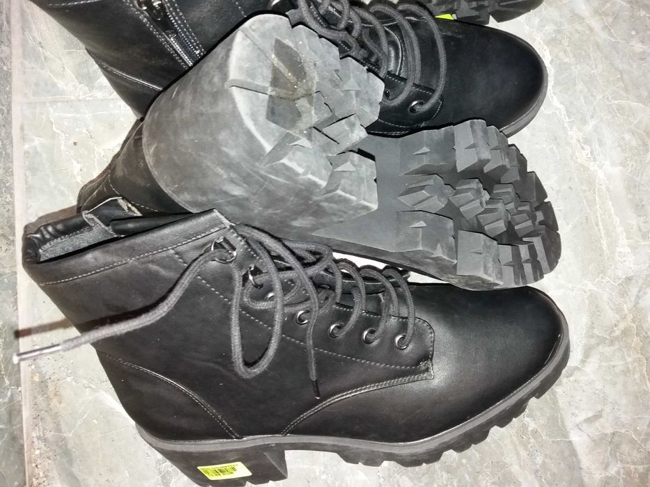 Bocanci ghete cizme piele negre maro nr 36 37 38 41 42 Pret 40 lei.