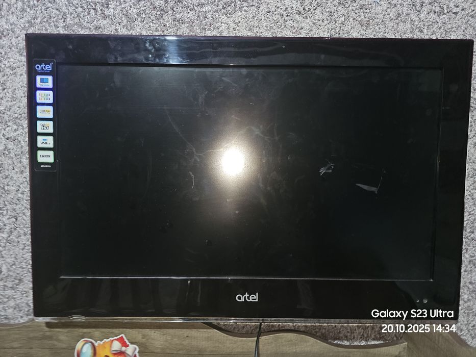 Artel 32 ekrani singan ishlab turgan telvizr