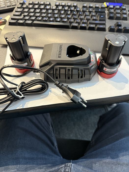 Set acumulatori si incarcator 12 v Parkside noi nefolositi