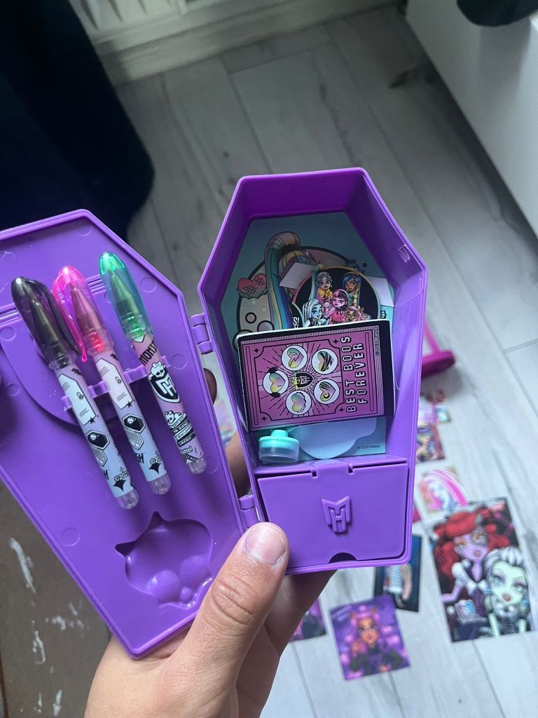 Vând lot poze monster high și Ever After High