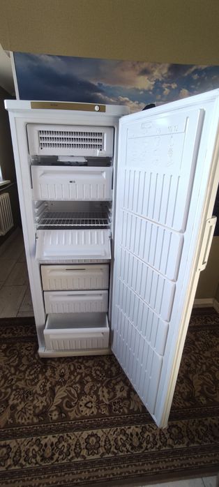 Продам вертикальную морозильную камеру