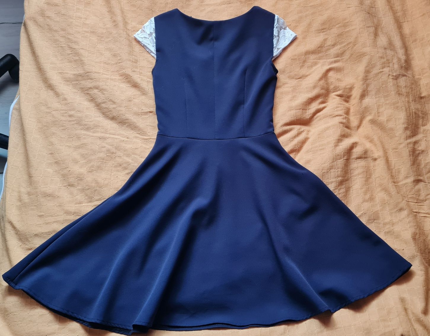 Елегантна тъмно синя рокля