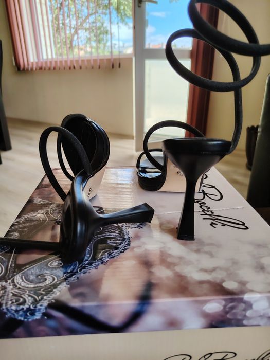 Сандали на висок ток