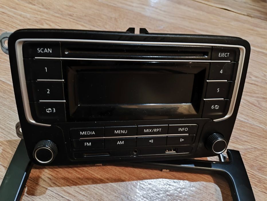 Автомагнитола от фольсфаген поло оригинал в хорошем состоянии