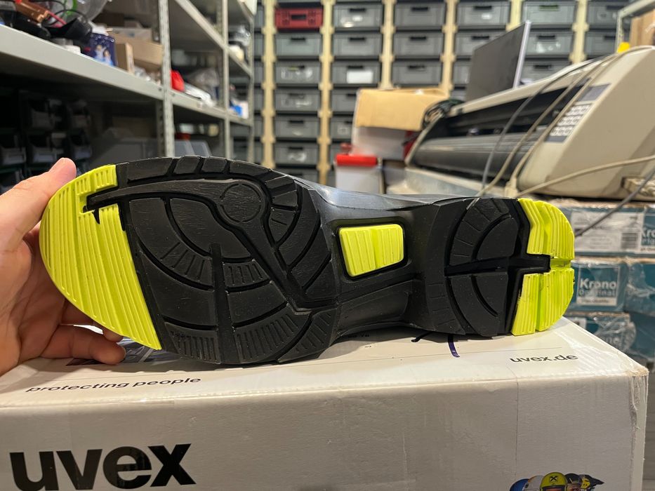 Vând Pantofi de protecție, 45, cu perforatii uvex 1 85438 S1 SRC ESD