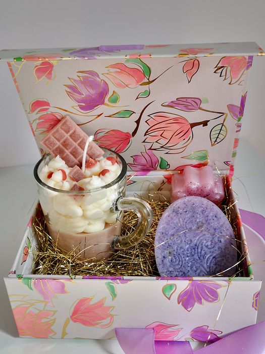 Pachete cadou personalizabile ce contin lumanari si sapunuri hand-made