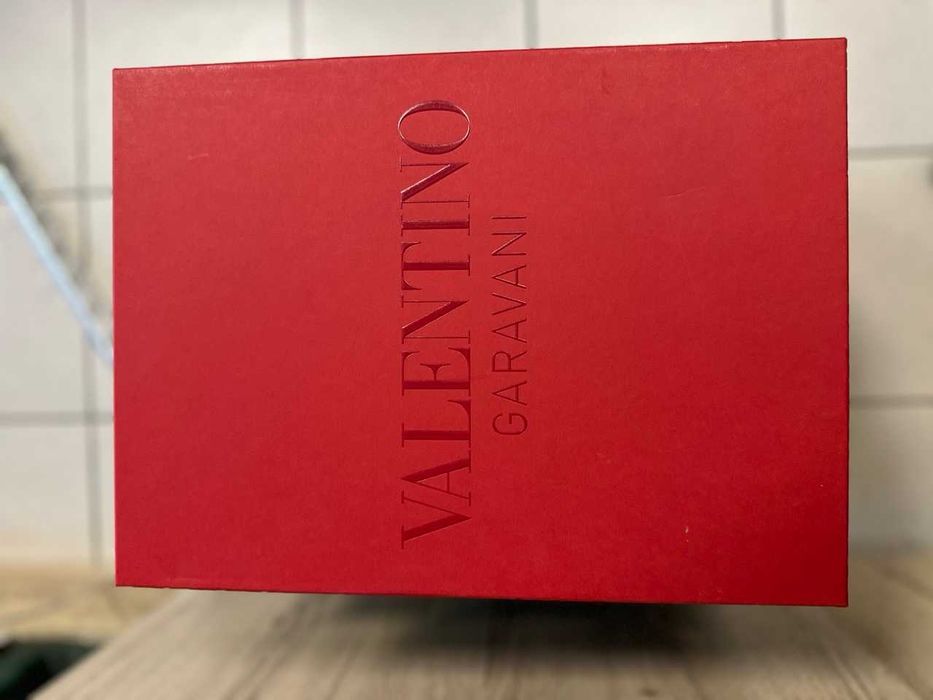 Сникръси Valentino
