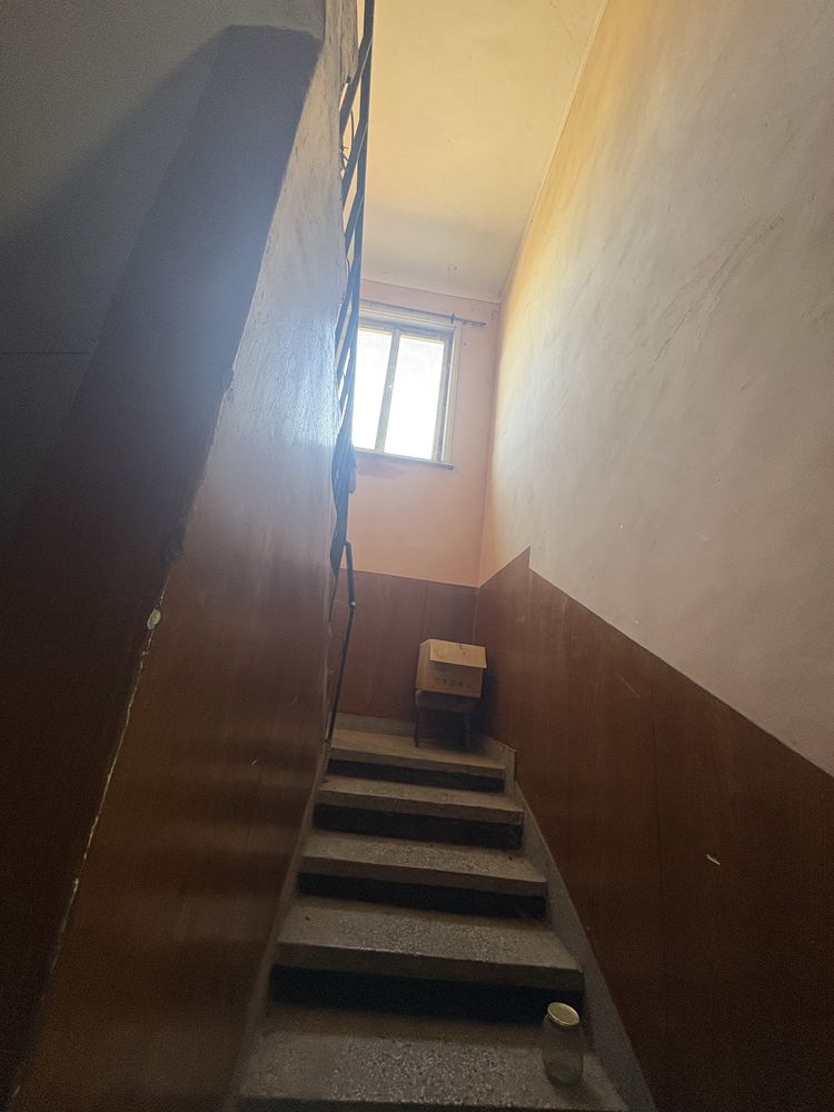 Къща с двор и гараж
