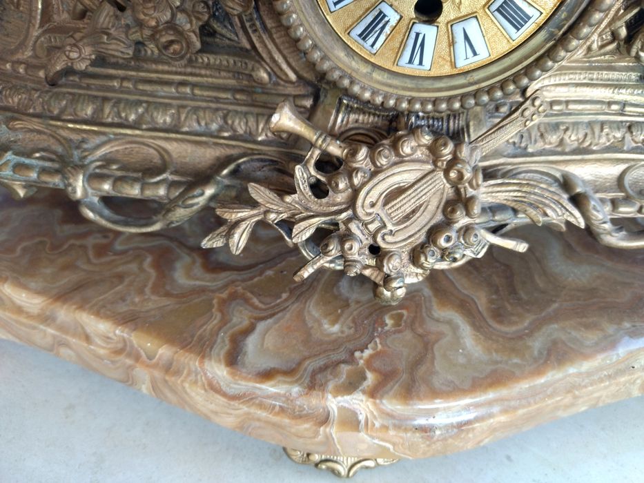 Античен настолен часовник