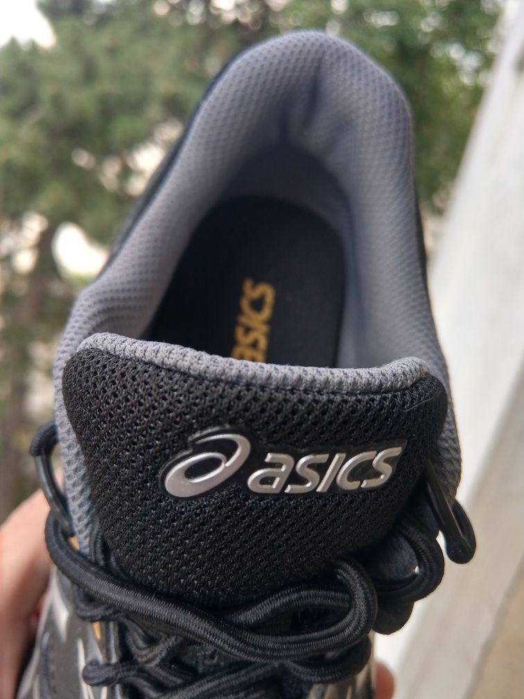 Резервирани.Asics Upcourt 4. 40,5нм. 25,5см.
