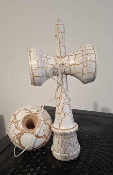 Kendama  alba cu pete galbene