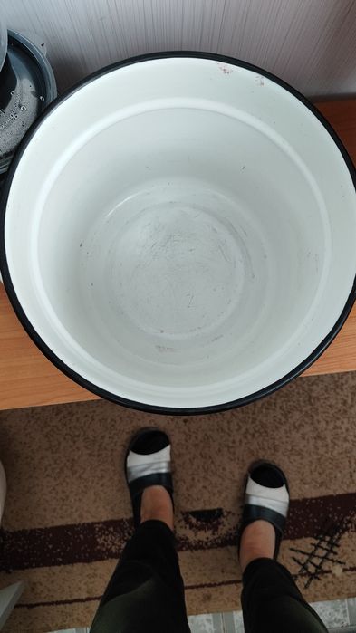 Эмалированные кастрюли