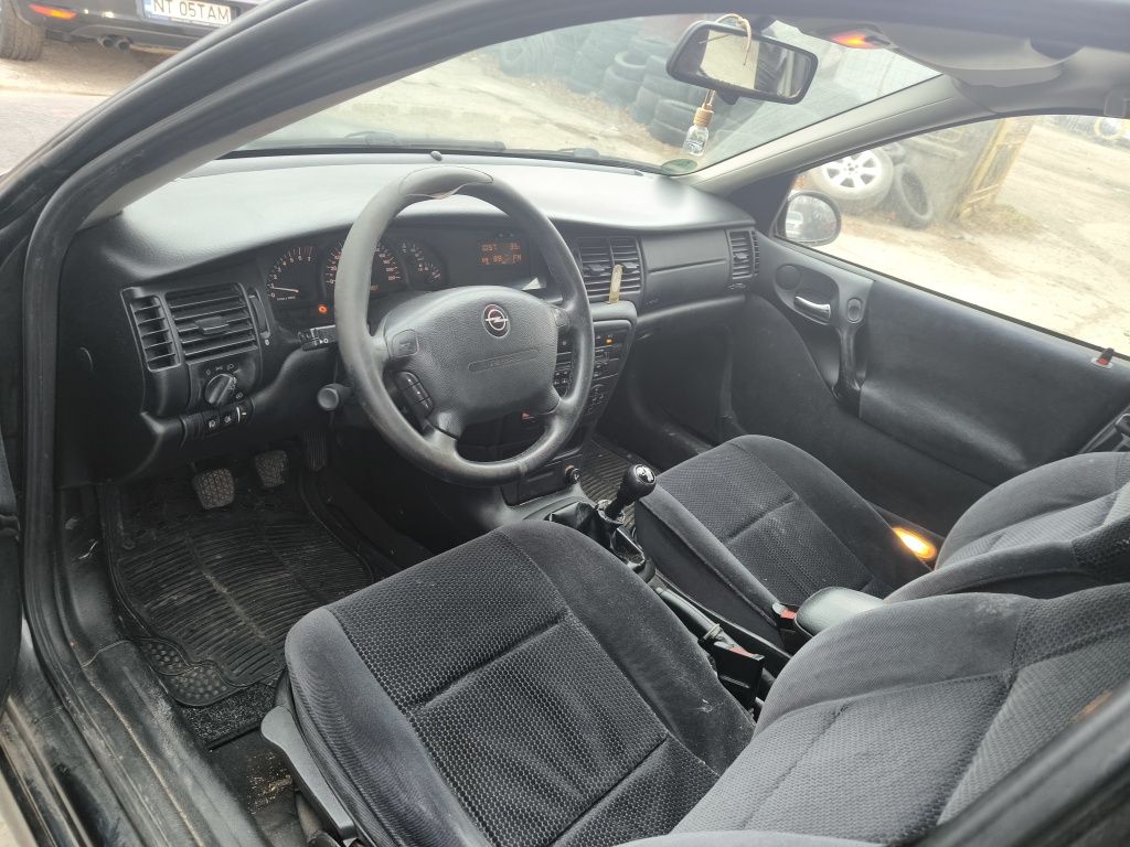 Dezmembrez Opel Vectra B motor 1.8 faruri cu xenon!