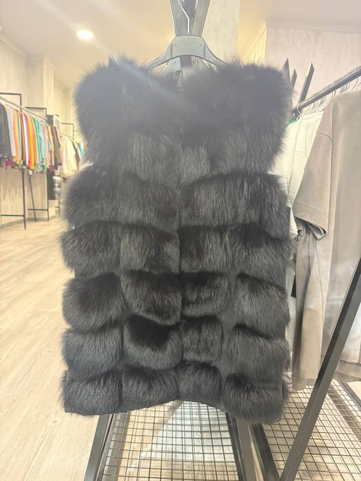 Продавам елегантен елек естествен косъм от лисица!