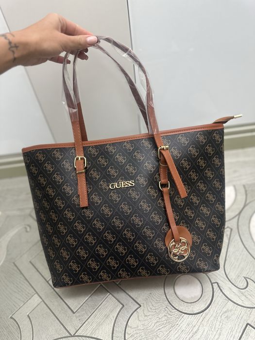 Нови дамски чанти Guess