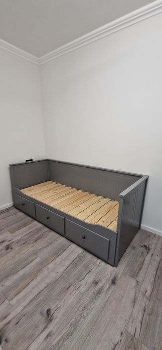 Pat divan IKEA HEMNES cu 3 sertare, gri – stare impecabilă