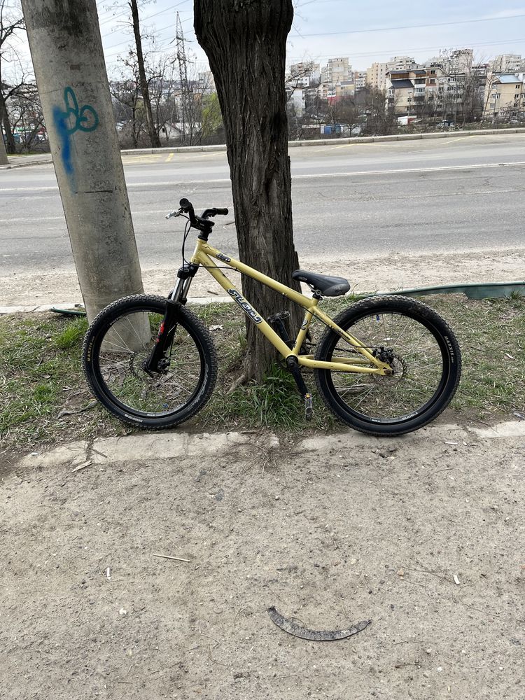 Vând bicicletă dirt bike jumper