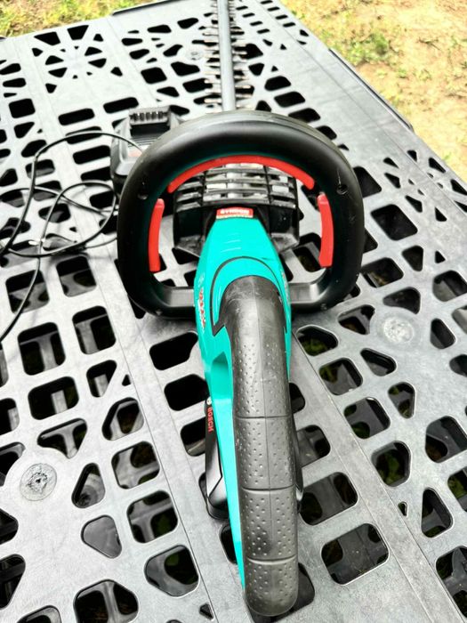 Masina de tuns gard viu Bosch AHS 55-20 LI, cu acumulator.