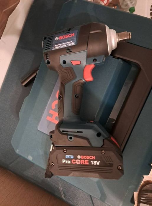 Гайковерт бош с бате. За зарядно