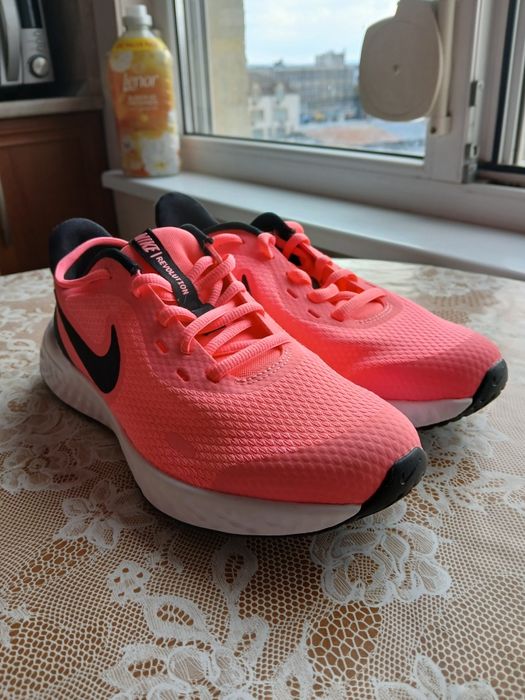 Маратонки на Nike 37,5 нови,в отлично състояние