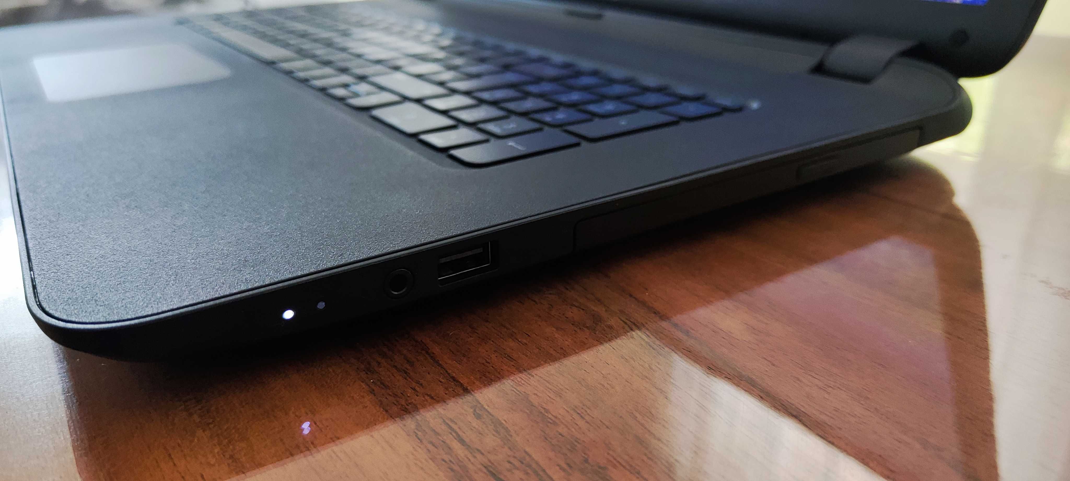 Продавам лаптоп Hewlett-Packard с голям 17 инча дисплей / AMD A6-6310
