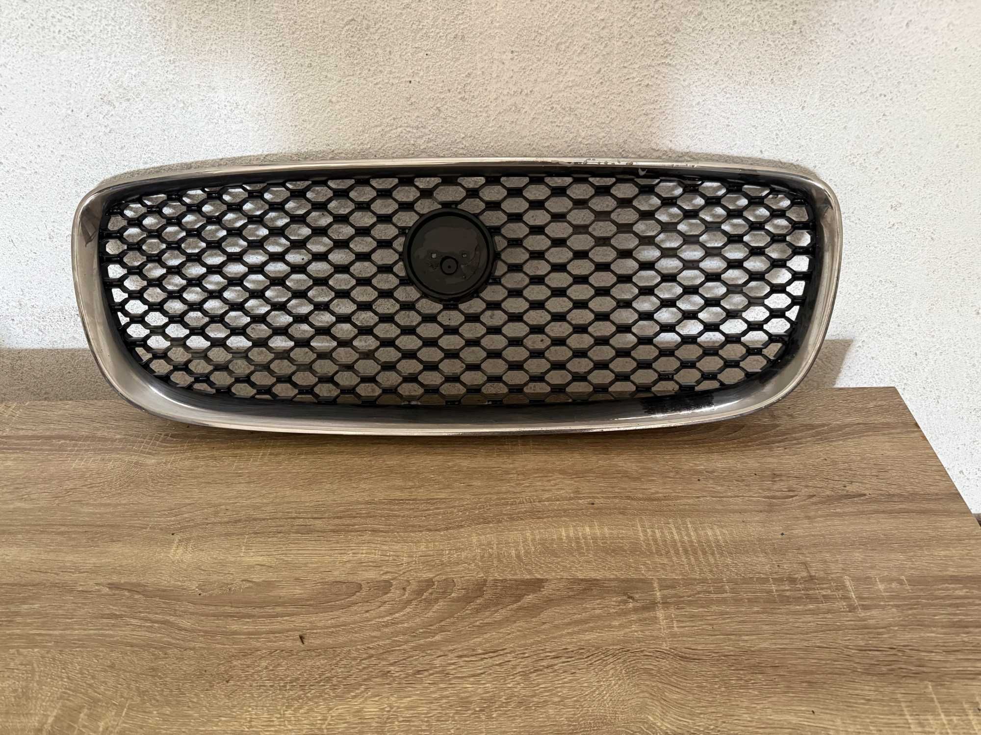Jaguar XF предна решетка