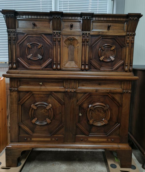 Уникален дъбов шкаф с неповторим дизайн