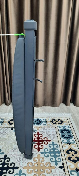 Продам ШТОРКУ в багажник. ТОЙОТА ИПСУМ.